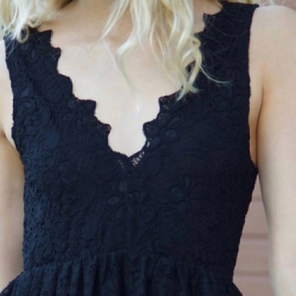 💯 NIGHTCAP Dixie Rose Mini Dress - Picture 2 of 4